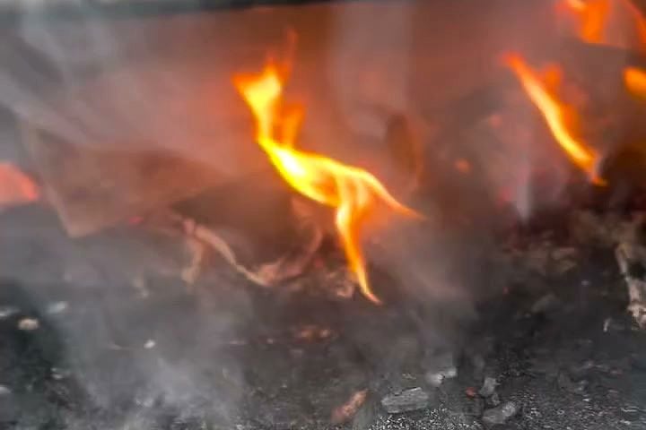 Flammes et fumée montant d’un foyer de bois.