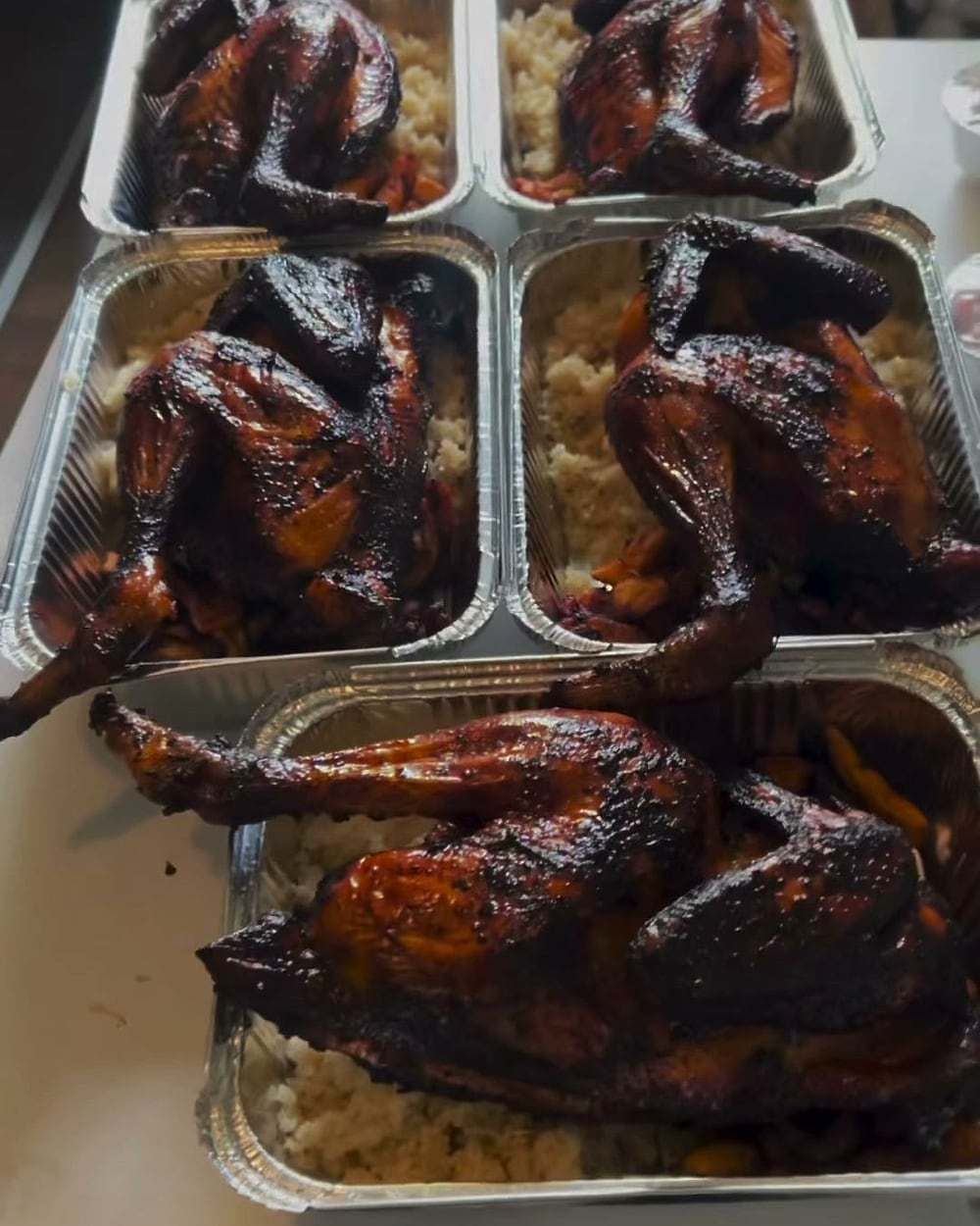 Barquettes de poulet fumé sur riz, préparées pour la livraison.