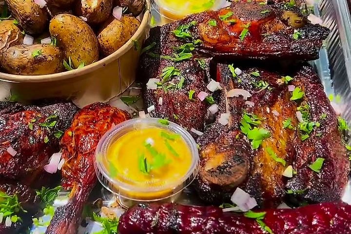 Plateau garni de grenailles, ribs et saucisses fumées.