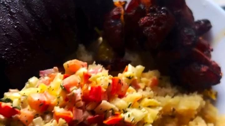 Assiette dressée : salsa de tomate et d’ananas, semoule, et pièces laquées derrière.
