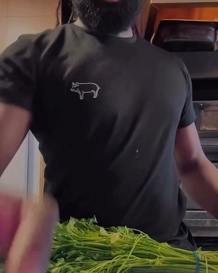 Yoann prépare une botte de persil plat sur le plan de travail.